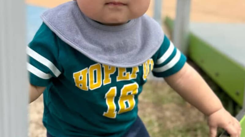 11カ月の息子、初めて外で靴を履かせたら……　“クセになる表情”に「震えたw」「人生何周目？」「LINEスタンプにしてほしい」