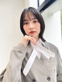 のん、最新ショットで新しいヘアスタイル＆“メンズライク”な姿披露　「正装ルック似合う！」「めっちゃイイ！」