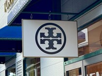「大人可愛いデザイン」　TORY BURCH（トリーバーチ）の“上品トートバッグ”が高評価　「荷物多めの方に特におすすめ」「どんな服にも合う」