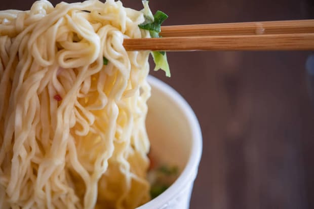 【60~70代に聞いた】リピートしたことがある「カップ麺シリーズ」ランキング! 2位は「日清食品 カップヌードル」、1位は?