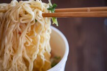 【60～70代に聞いた】リピートしたことがある「カップ麺シリーズ」ランキング！　2位は「日清食品 カップヌードル」、1位は？