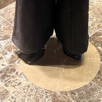 友人の結婚式に「派手で来てほしい」と招待された女性→まさかの参列姿に「カッコよくてやべぇ」「品位があってふさわしい」