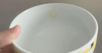全然落ちない食器の汚れ→おかしいと思い、よく見ると……「老眼怖～」目を疑う正体に「今日いち笑いました」「卵ご飯の汚れにしか見えん」