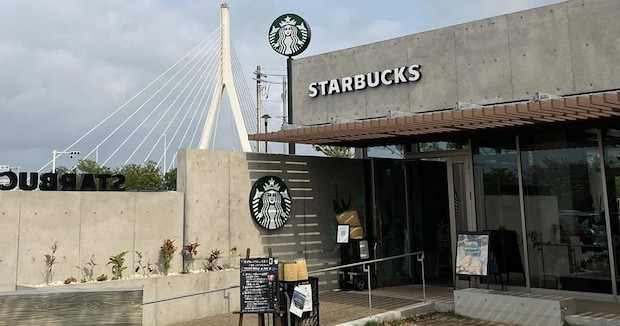 「わたしが知ってるスタバと違う」　2児ママが沖縄のスタバに行ったら……　全国唯一の“まさかのサービス”に「こんな素敵なところが」「最高すぎ」