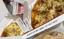 「欲しがる愛犬にピザーラあげてみた」“変わっていく犬の様子”に驚きの声あがる……　「人間用のだろ！？」「目が！」