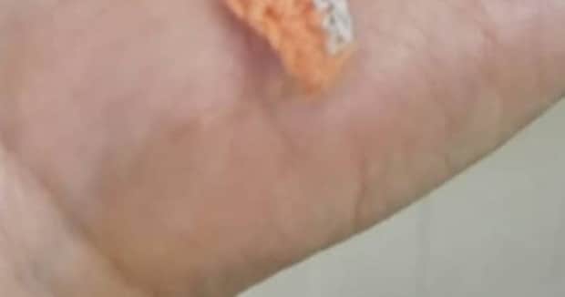 オレンジと灰色の毛糸→コツコツ編んだら……　「魔法レベルの完成度！」「おいしそうーーー」