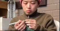 26歳男性、編み物上手な伯母に“高難度の技”をたたきこまれて……　完成した“驚きの作品”に「100点です！」「めっちゃ上達早い！」