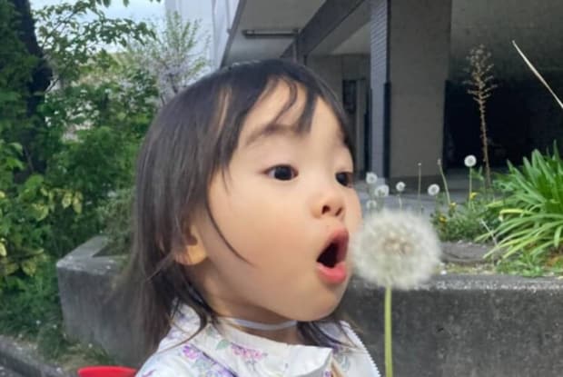 2歳娘と保育園の帰り道→思わず足を止めたママ困惑の“まさかの行動”に「おいおいおいおい」「ヤバい」「あぁ……尊い……」