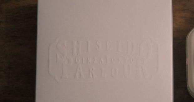 資生堂パーラーで「自分にクッキー缶買ってしまった」→箱を開けると……　驚きの姿に「すっっっごい欲しい」