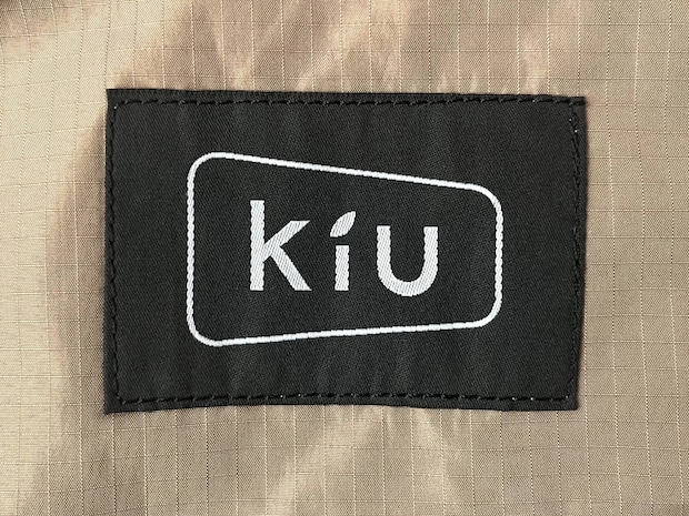 「雨の日にカバン変えるの面倒…」を解決! KiU(キウ)の“バッグを守るエコバッグ”が大正解だった 「雨が染み込むこともない」「すごくいい買い物」
