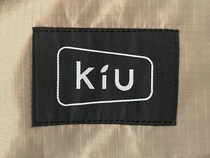 【画像：KiU（キウ）の“バッグを守るエコバッグ”】