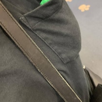 空港の保安検査員「左胸の所に何があるのか出して」→胸ポケットに入っていたのは……　「震えるね」「何で？」