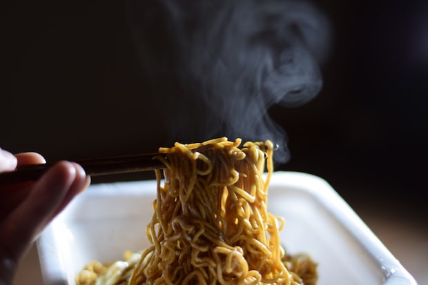 【女性が選ぶ】結局一番だと思う「カップ焼きそば」人気ランキング！　2位は「ペヤング ソースやきそば」、1位は？
