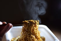【女性が選ぶ】結局一番だと思う「カップ焼きそば」人気ランキング！　2位は「ペヤング ソースやきそば」、1位は？