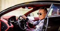 長渕剛、自慢の“高級な黒光りスーパーカー”でライブ会場へ降臨！　“激渋な相棒”と2ショットに「カッコ良すぎて反則」「すごい車」