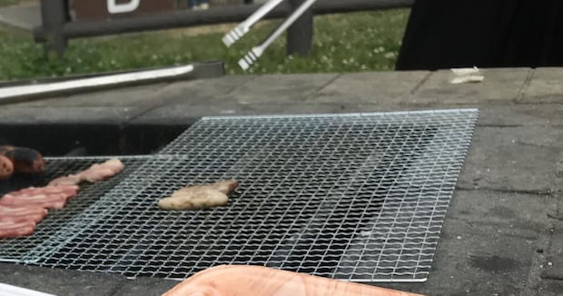 友達とバーベキュー→食材を持ち寄ったら……「こんなことってあり？！w」　とんでもない光景に「笑いが止まりません」