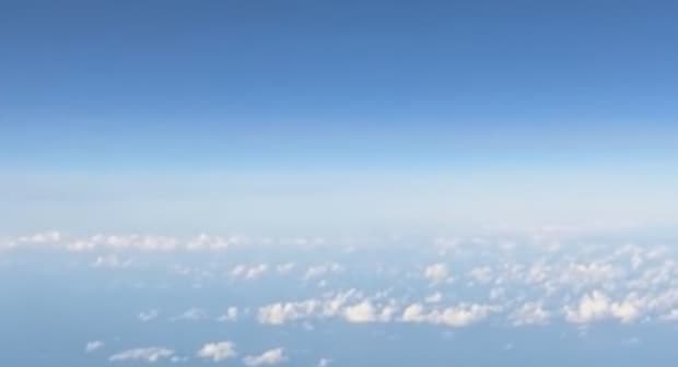 飛行機に搭乗中の女性→ふと窓の外を見ると……　一生に一度の驚きの光景に「ファーストクラスの景色だ」「最高すぎる！