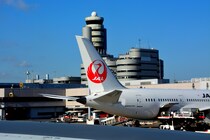 「一目惚れして即買い」　JALの“770円ミニタオル”、広げると……　空港気分が高まるデザインに「さすがJAL」「旅行でも使いたい」