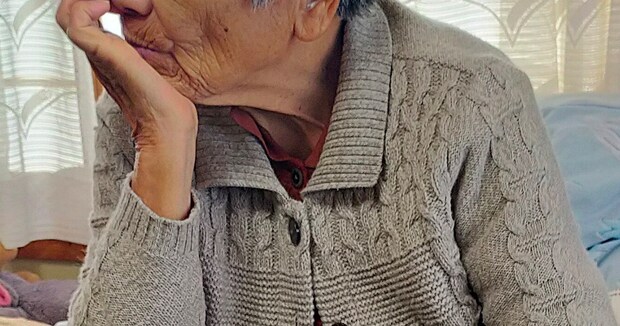 90代祖母が仕方なさそうに抱く猫→顔を見ると……　130万表示の“まさかの表情”に「愛ですな〜」「最高のコンビ」