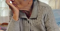 90代祖母が仕方なさそうに抱く猫→顔を見ると……　130万表示の“まさかの表情”に「愛ですな〜」「最高のコンビ」