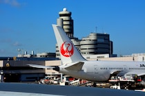 「一目惚れして即買い」　JALの“770円ミニタオル”、広げると……　空港気分が高まるデザインに「さすがJAL」「旅行でも使いたい」