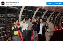 SixTONES、休日に6人でディズニーランド　“全員グッズ装備”で「ミッキーの家」に集合　「運気上がりそうな写真」「かわいすぎ」と反響