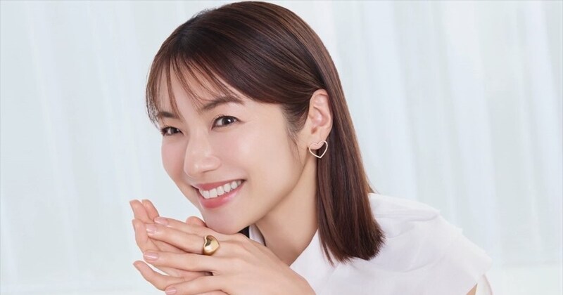 内山理名、ベビーカー押す“ママ姿”を初披露 夫・吉田栄作との第1子に「どちらに似てる?」「お散歩なのに絵になる」
