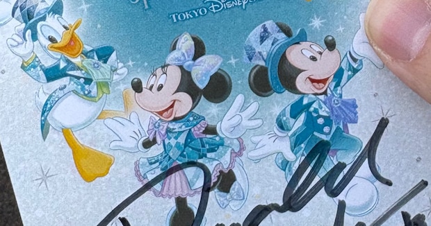 ディズニーシーでキャラにサインを書いてもらったら…… 震えるほどの衝撃な光景に「すごすぎる!」「おめでとう!」