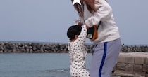 2歳息子と海辺でパシャリ→ママの足元をよく見ると……「いやほんまに2度見したww」　目を疑う光景に「ドラえもんなのか、。。!?」