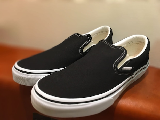「シンプルイズベスト」「長時間歩いても疲れにくい」VANS（ヴァンズ）の“王道スリッポン”に絶賛の声 「派手さはないけど飽きないデザイン」「リピート決定」「何にでも合う」