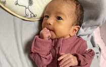 ぶかぶか服の生まれたて赤ちゃん→同じ服を着た“4カ月後の姿”に衝撃「びっくり！！」「同じ赤ちゃんとは思えない」