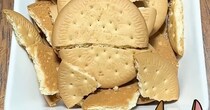 森永のビスケット→砕いて、敷き詰めたら……「世界には、まだまだ知らない食べ物が有るんだな」　“完成した一品”が170万再生