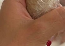 2児のママ「すごいこと思いついた」→おにぎりの驚きの持ち方に「天才」「我が家もこれしてます！」