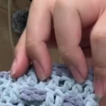 セリアで糸を買った、編み物未経験の30代男性→初めて作ったのは……　「なんか見本と違う」完成品に「全く同じ状況になりました笑」