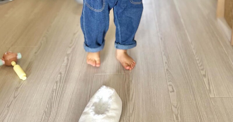 1歳息子のコーデを撮ろうとしたら→ママ「なんだその顔は」　まさかの表情に「実にけしからん」「リアルちいかわ」