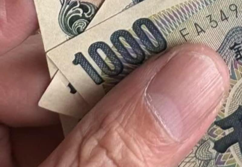 昼食のお釣りで受け取った1000円札→財布に入れる前にふと見ると……　まさかの光景に「なかなか見れないですよね！」「ラッキー」