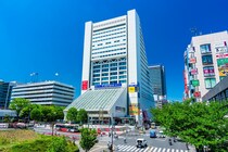 「今まで住んで1番楽しかった街！」新宿勤務なら住みたい“JR中央線快速の駅”第1位に「ラーメン屋も居酒屋も充実」「山手線沿線と比べて家賃も安い」の声