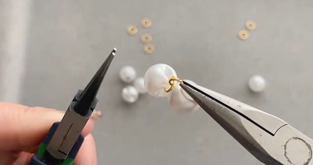 ダイソーの鈴丸ビーズに丸カンを通し、つなげると……　完成した“高見えアイテム”に「メチャクチャ可愛い」「やってみたくなった」