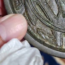 汚れがひどい実家の神棚→掃除中に出てきたのは……　「これ博物館レベルでは」“まさかのお宝”に「歴史的価値高そう」
