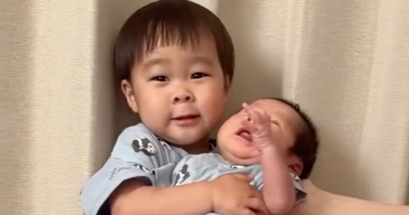 0カ月の次男と2歳長男→1年間の成長を撮り続けたら……　驚きの“現在の姿”に「声出して笑ったw」「泣かせないでよおおおお」