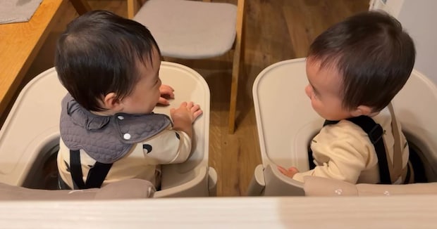 ママが双子赤ちゃんをふと見たら……　泣けてくる光景が150万表示「幸せ2倍どこじゃねぇぞこれ」