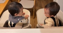 ママが双子赤ちゃんをふと見たら……　泣けてくる光景が150万表示「幸せ2倍どこじゃねぇぞこれ」