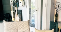 愛猫にちいさなソファを購入→設置してみたら……「そーきたか」　200万表示の“予想外の結果”に「わかってるなぁ〜笑」「そりゃそうやろ」