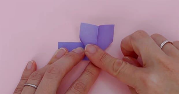 紫の折り紙を丁寧に折り、ペタペタ貼り付けていくと……　春にぴったりな“ゆらゆらゆれる花飾り”が完成！