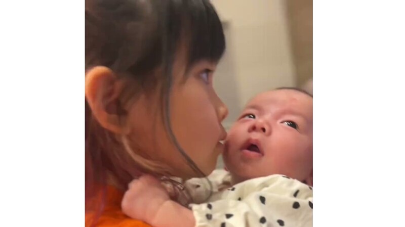 8歳姉に抱っこされ、うとうとする0歳弟→次の瞬間……　“まさかの光景”に「かわいいが渋滞してる」「疲れが吹っ飛びました」