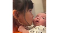 【画像】8歳姉に抱っこされた0歳弟の表情