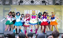 「漫画から飛び出してきた?!」話題の“セーラームーンシアター”、野外ショーに人殺到　3曲披露しファンら熱狂