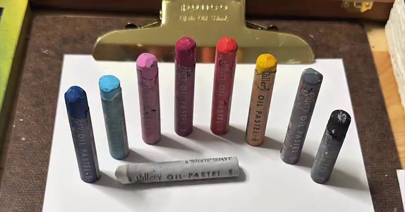 9色のクレヨンでササッと描いたら…… 驚きの仕上がりが111万再生「いや待てこれは」「飛び出してきそう」