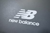 「大人2人余裕で入れる」　ニューバランスの“スポーツアンブレラ”に「見た目がカッコいいし大きさも充分」「しっかり日陰を作ってくれます」「させば温度が下がる」の声