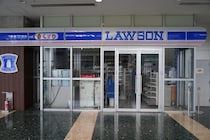 「真っ暗になる遮光力」　ローソンの“コールマン”コラボ晴雨兼用折りたたみ傘が話題　「ワンタッチ開閉で、軽くてコンパクト」「また無くしてもこれ買う」